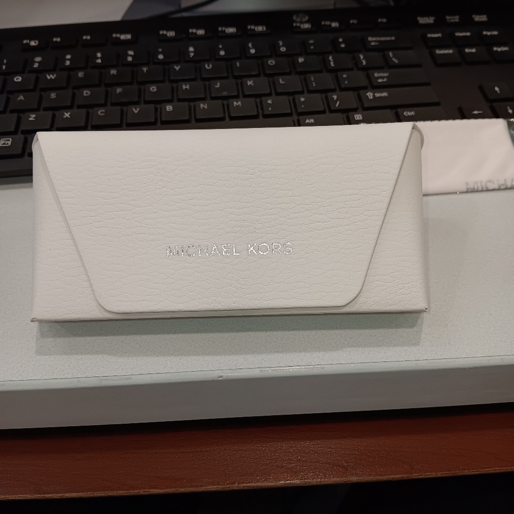 MICHAEL KORS white glasses case